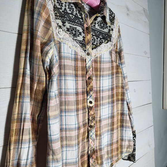 gimmicks by BKE  100% cotton Western Boho Aztec lace trim button down shirt. - Picture 2 of 7